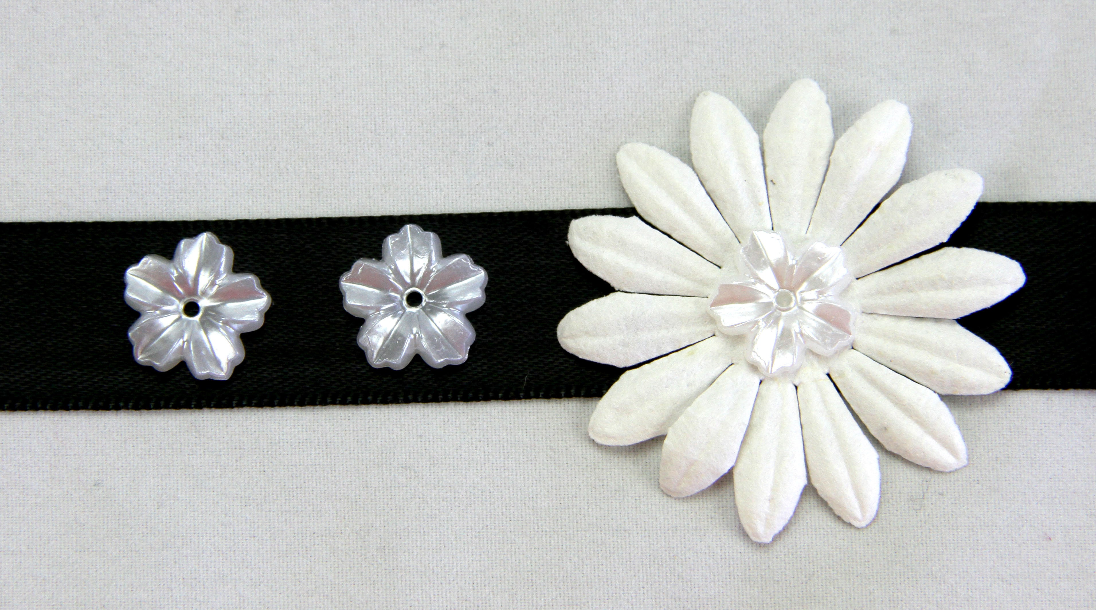 Pearl Flowers 1.3cm - White